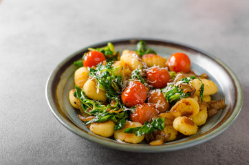 Gnocchi with spinach, garlic and tomatoes