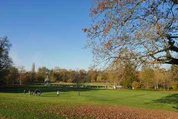 Jardin anglais au parc du château de Chantilly en automne, France