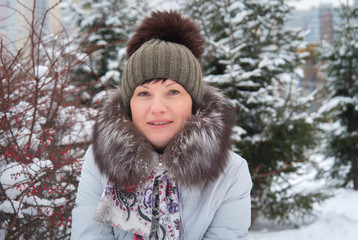 woman at the winter tree