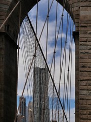 Blick durch die Brooklyn Bridge