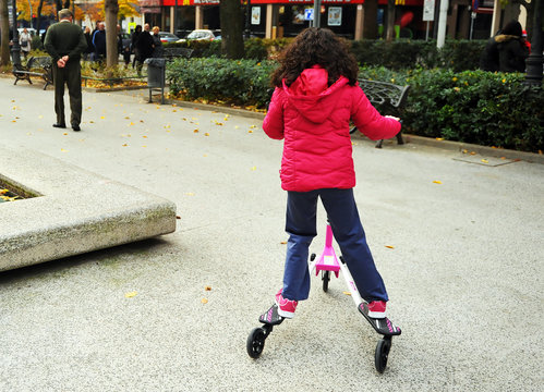 Ni&ntilde;a jugando con un patinete de tres ruedas, Espa&ntilde;a