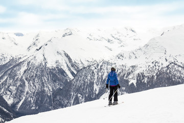 Fototapeta na wymiar einsamer ski fahrer in den alpen