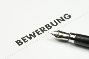 Eine Bewerbung und ein F&uuml;llfederhalter