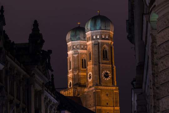 Frauenkirche München bei Nacht