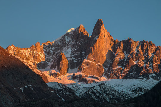 Coucher de soleil en hiver &agrave; l' aiguille verte et aux Drus , massif du mont-blanc , en hiver