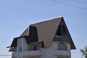 Detached house with a roof made of steel sheets.