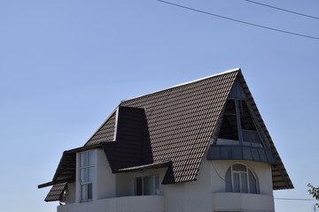 Detached house with a roof made of steel sheets.