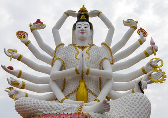 Obraz premium Thailand, Koh Samui, Plai Lem Temple. In the hands of the deity 18 - goddess of mercy Kuan Yin. (Phra Mae Kuan They, Known as the patroness of women and children, the sick and the poor).