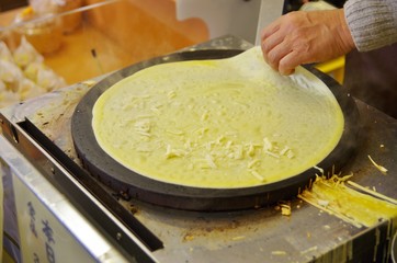 クレープを焼く店員
