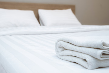  Close up white towels lying on the bed