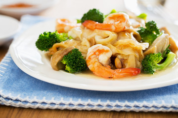 fried noodle with shrimp in gravy,thai food
