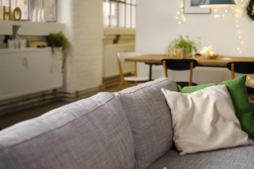 wohnzimmer mit einer grauen couch