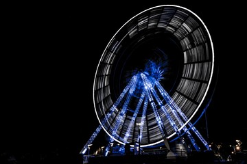 Riesenrad blau beleuchtet