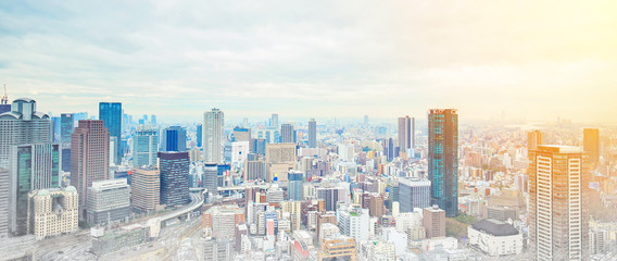 Fototapeta premium Azja Koncepcja biznesowa dla nieruchomości - panoramiczny nowoczesny budynek miejski widok z lotu ptaka pod wschodem słońca i porannym błękitnym niebem w Osace w Japonii. Wymieszać ręcznie rysowane szkic ilustracji