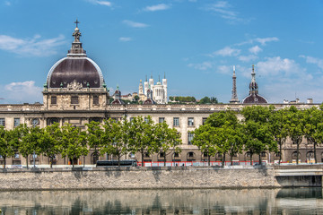 Fototapeta premium Lyon, L'université et la basilique de Fourvière