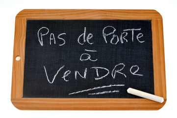 Obraz premium Ardoise sur laquelle il y a écrit pas de porte à vendre