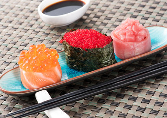 Set of Gunkan maki sushi