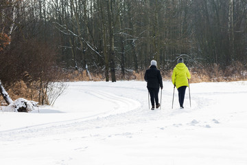 Nordic Walking spacer zimą w parku © marcar1976