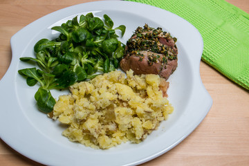 Schweinefilet mit Kartoffelstampf und Feldsalat