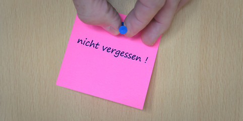 Banner mit rosa Notizzettel