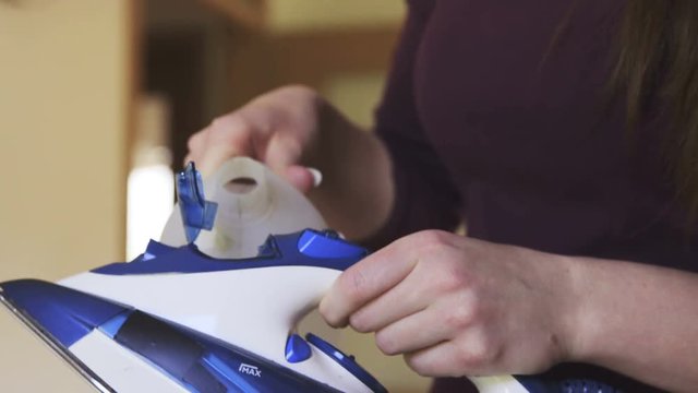 Filling ironing device with distilled water 4K
