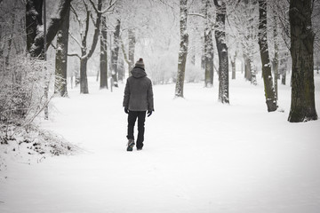 Mann läuft allein durch  Schnee