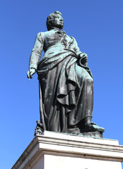 Fototapeta premium big statue of the composer Mozart with the background of the blu
