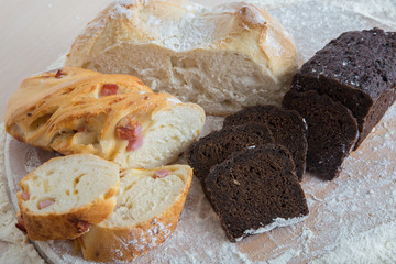 Хлеб с ветчиной, белый и бородинский хлеб