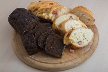 Хлеб с ветчиной и бородинский хлеб