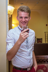 парень с бокалом вина