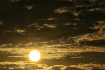 Sol emergiendo de entre las nubes/Sun rising from the clouds