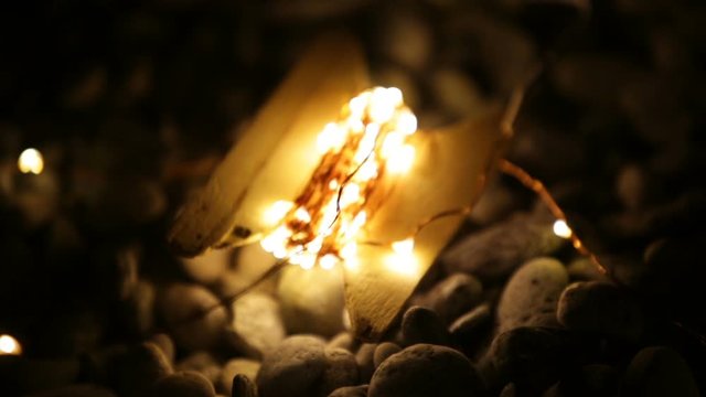Luci led posate sui sassi della spiaggia
