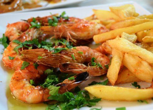Grilled shrimps with potato 