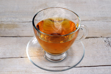 tazza in vetro di tea fumante