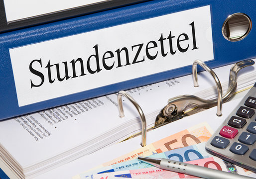 Stundenzettel Ordner im B&uuml;ro mit Geld und Taschenrechner