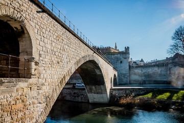 Sur le Pont d'Avignon, on y danse !