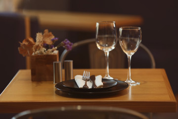 Elegant table appointments in the cafe