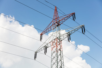 Strommast vor Wolken