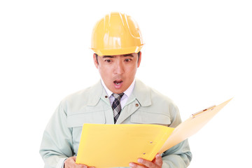 驚いた表情の作業員
