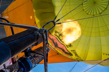 Obraz premium ballooning hot air balloon in Mondovì