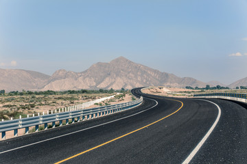 Perspectiva de una carretera con montañas al fondo/ Perspective of a road with mountains in the...