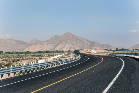 Perspectiva de una carretera con montañas al fondo/ Perspective of a road with mountains in the background