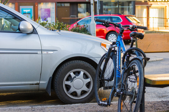 Bil och cykelparkering.