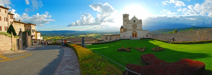 Deurstickers Panoramisch uitzicht op de pittoreske Italiaanse stad Assisi © travellerno1