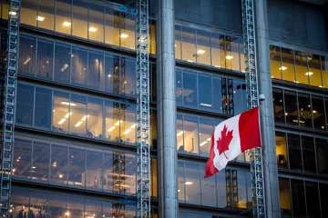 Papier Peint photo Lavable Toronto Drapeau canadien devant un immeuble d& 39 affaires à Toronto, Ontario, Canada