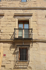 Fototapeta na wymiar balcones en la fachada de un edificio de piedra