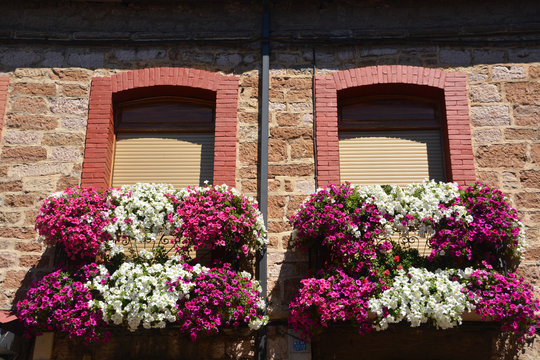 balcones llenos de flores