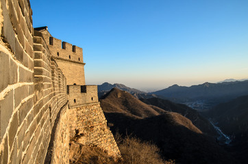 Fototapeta premium Great wall of China with mountain scene