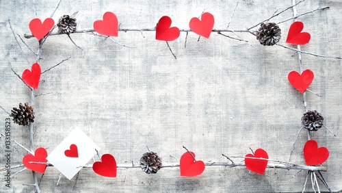 赤いハート型の切り絵と松ぼっくりと枯枝のフレーム Wall Mural Yonibunga