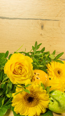 Osterdekoration - Blumenstrauss mit Osterei in Gelb